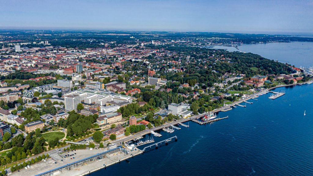 Luftaufnahme von Kiel mit dem Campus des Universitätsklinikums Schleswig-Holstein und der Kieler Förde.